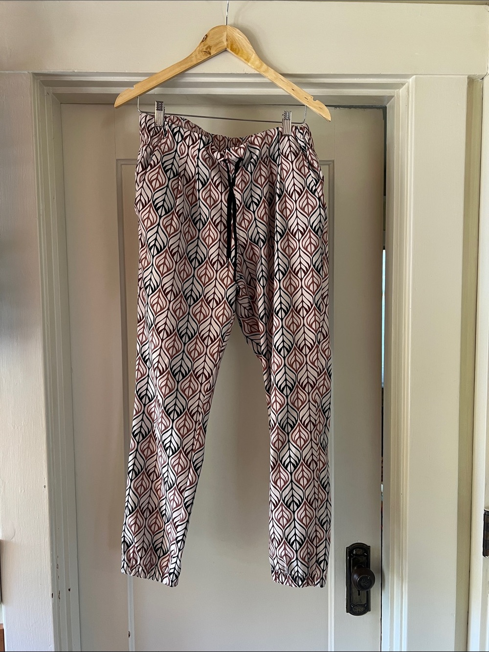 Printed Women's Drawstring Pants - Pink Leaf Pattern